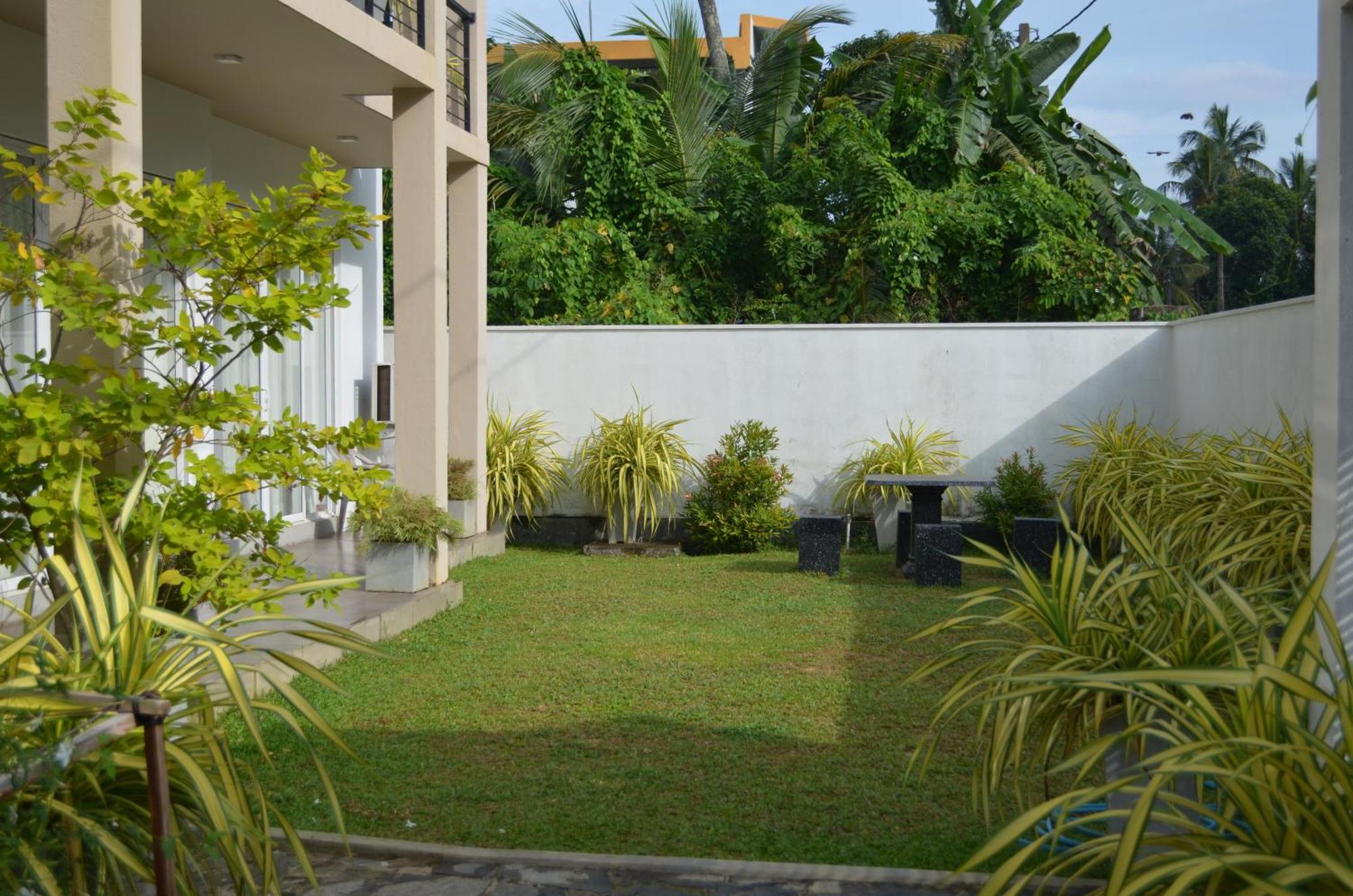 Silina Airport Transit Hotel & Residence Katunayaka Bagian luar foto