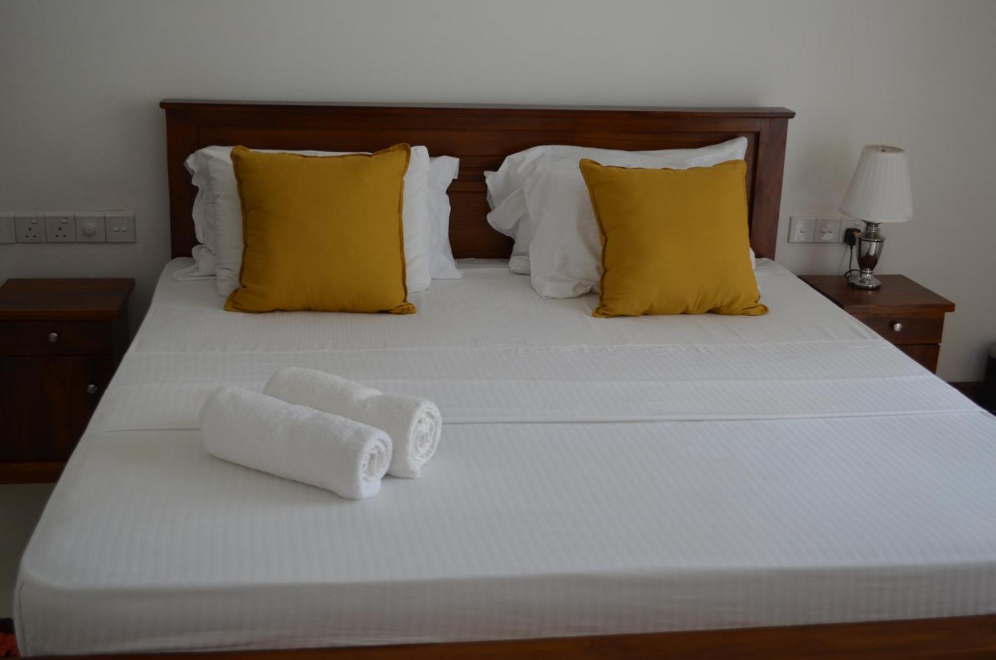 Silina Airport Transit Hotel & Residence Katunayaka Bagian luar foto